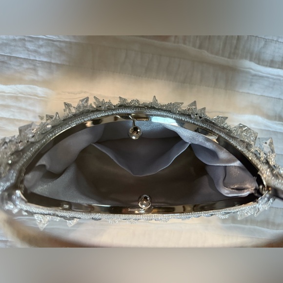 NWOT Silver Sequined Clear Jeweled Clutch Bag PLUS Storage Box - Picture 7 of 11